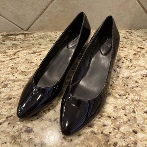 NIB Bandolino black heels